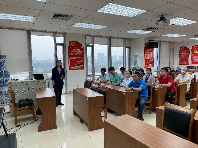 一群人在餐廳里中度可信度描述已自動(dòng)生成